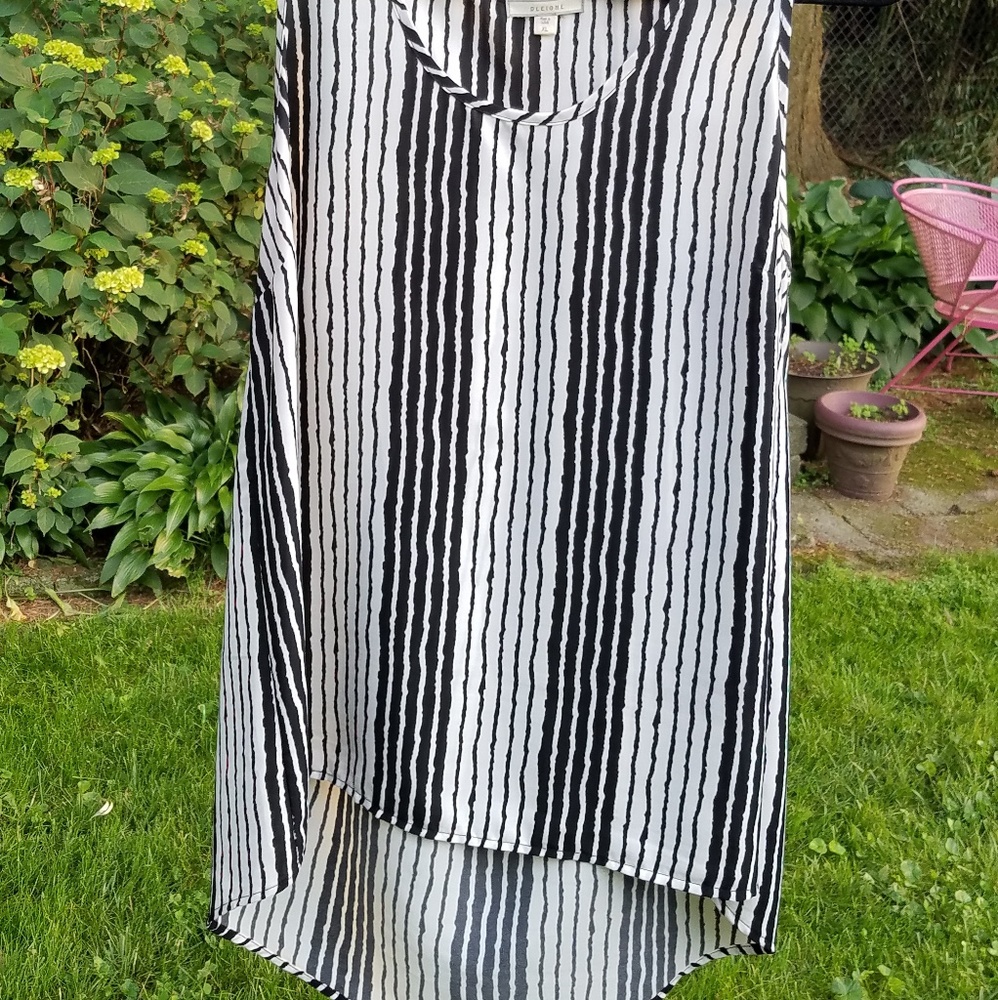 Pleione High/Low Black and White Tank Top